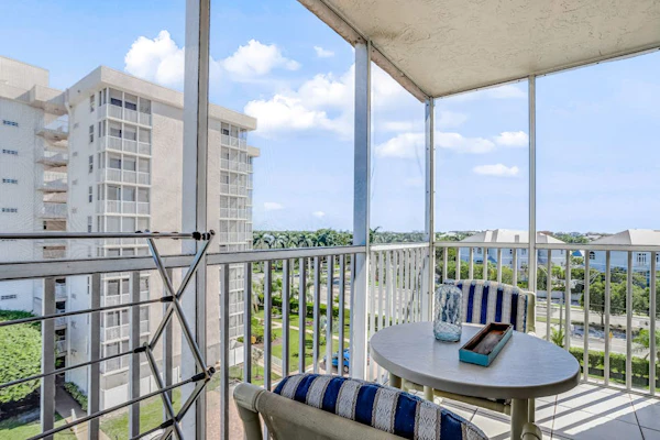 Romantic retreat for two w/ private balcony, tennis, & beach access