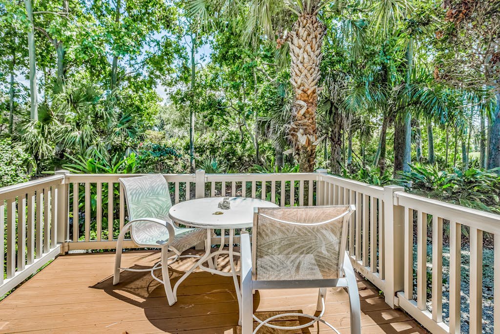 Ground-floor condo on the golf course with decks, pools & AC - snowbird-friendly