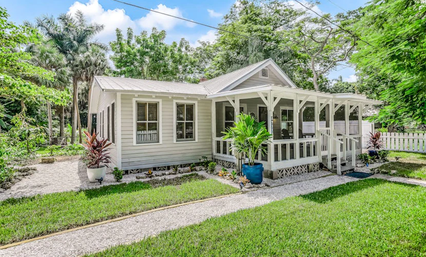 Snowbird-friendly historical cottage with high-speed WiFi & washer/dryer