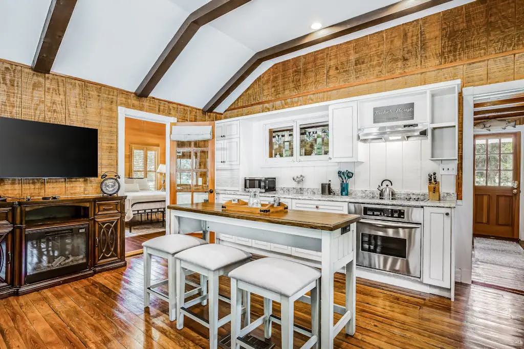 The Tucker House - Historical Bonita Cottage