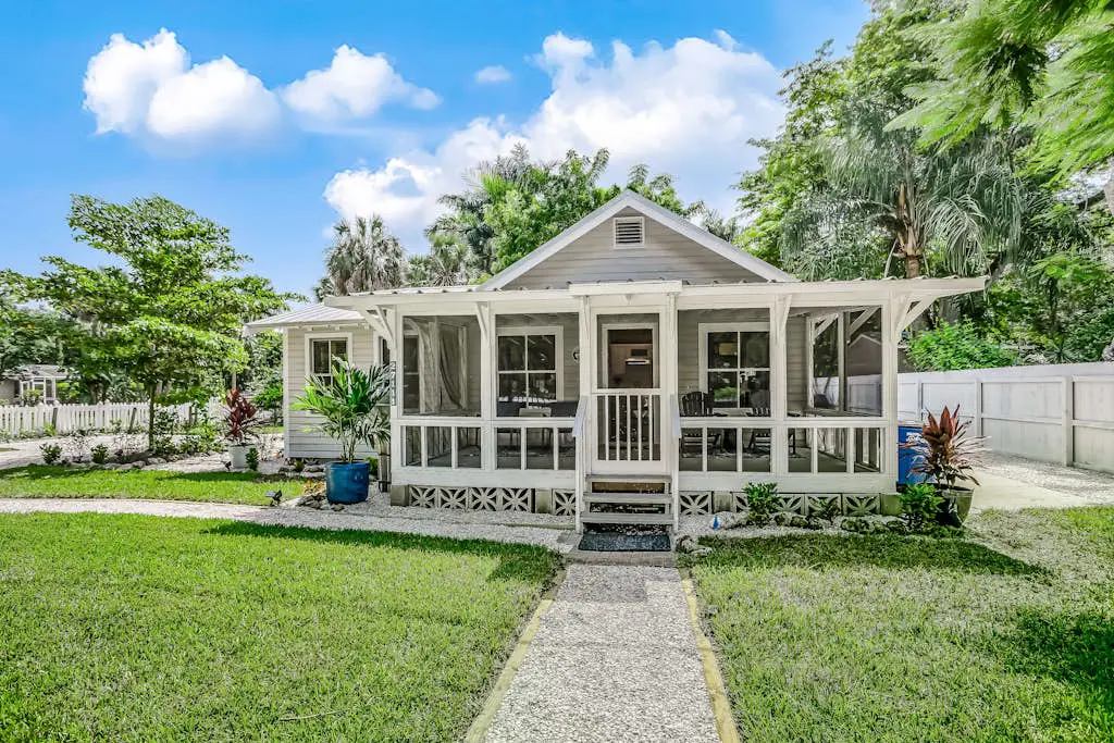 The Tucker House - Historical Bonita Cottage