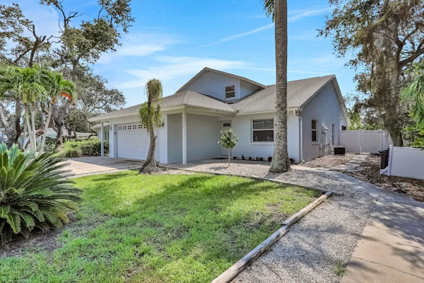 Charming getaway in prime location with fast WiFi, W/D, and central AC
