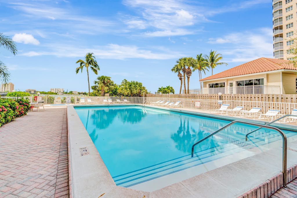 Panoramic water views, pool, private beach, AC, WIFI and close to Gulf beaches