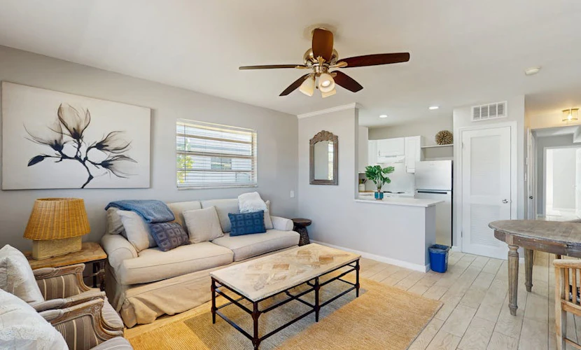 Coastal duplex with full kitchen, close to beach & shopping
