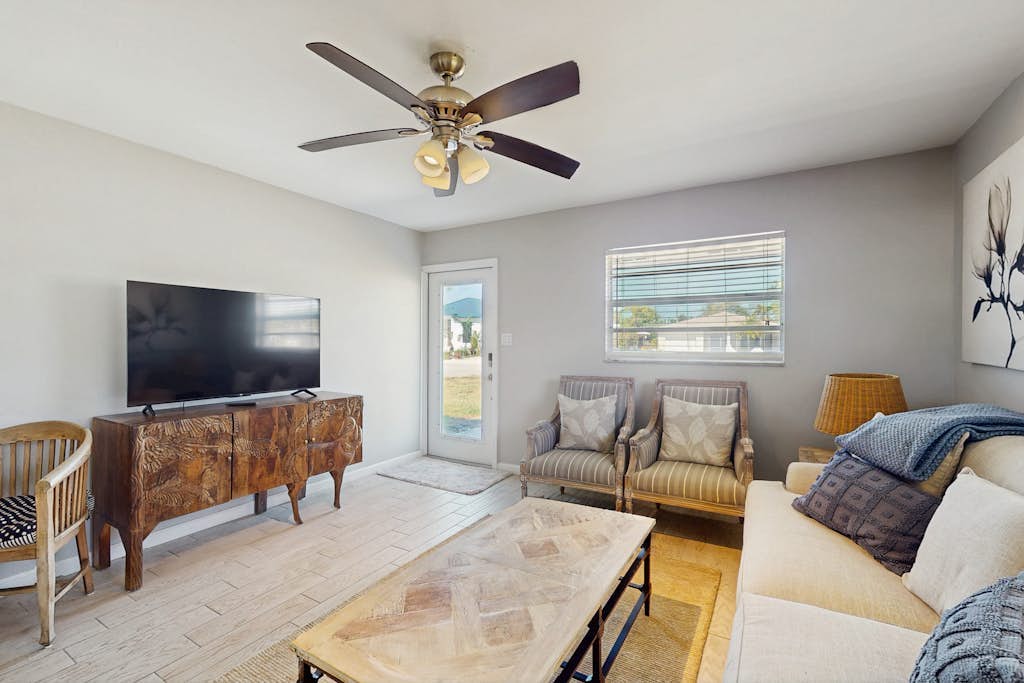 Coastal duplex with full kitchen, close to beach & shopping