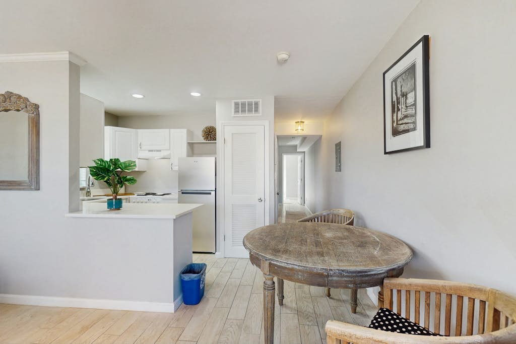 Coastal duplex with full kitchen, close to beach & shopping