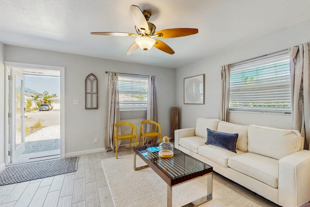 Spacious master duplex w full kitchen, close to beach & shopping
