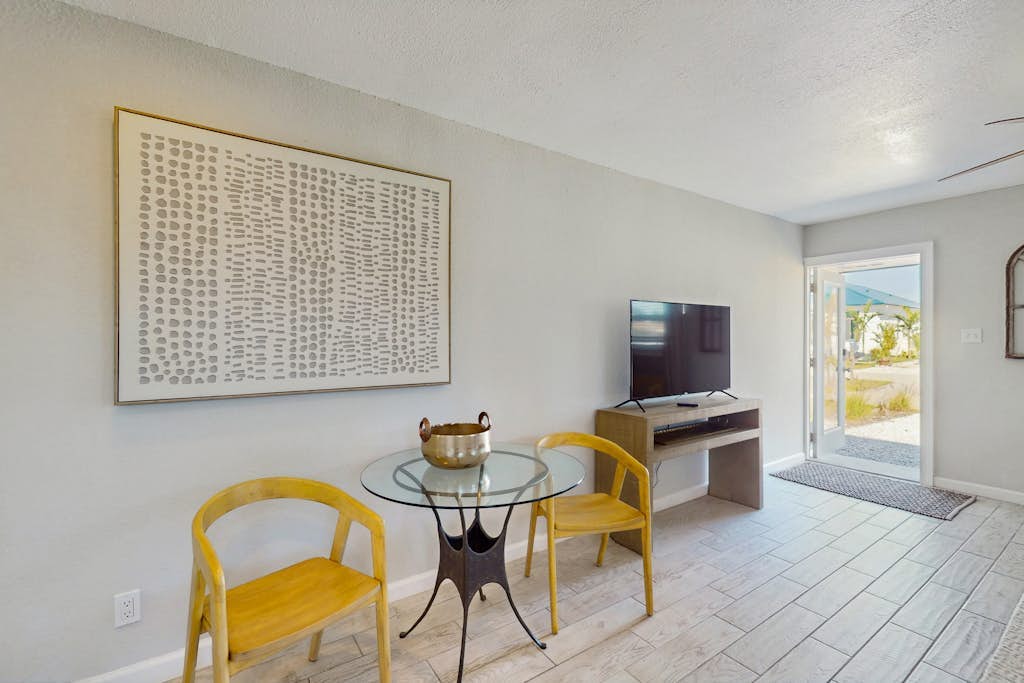 Spacious master duplex w full kitchen, close to beach & shopping