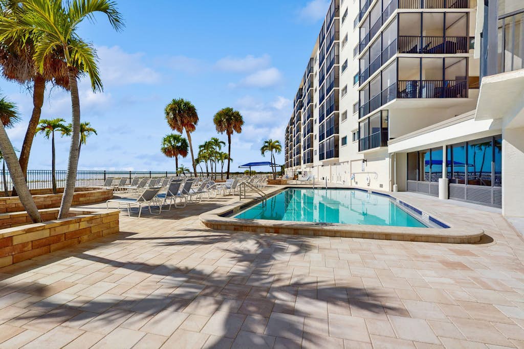 Beachfront condo with balcony, community pool, and Wifi