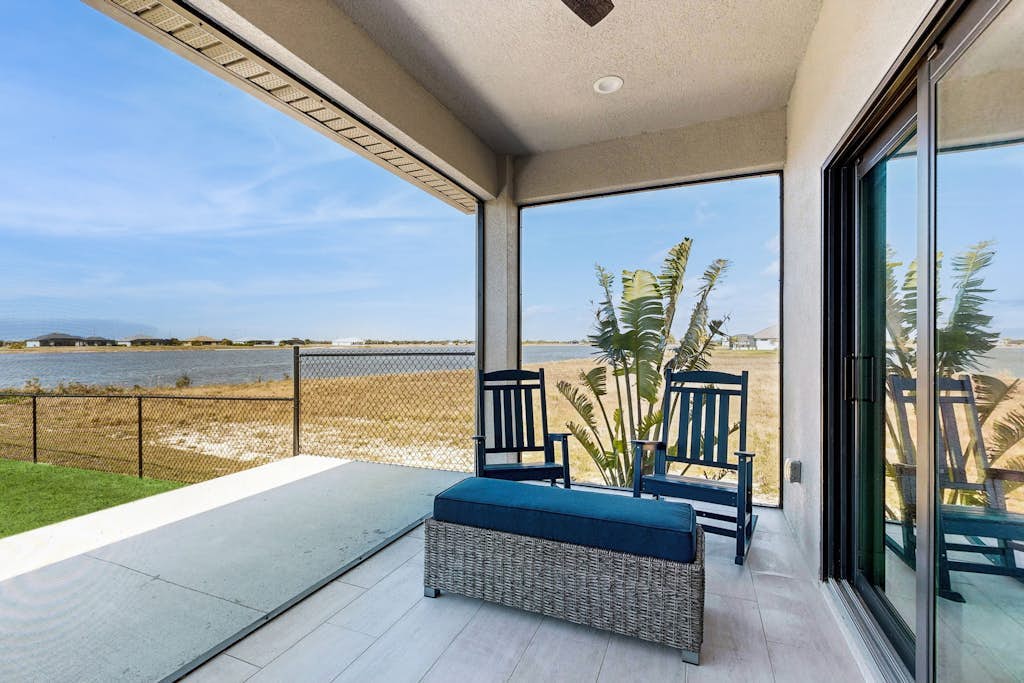 Lakefront lanai living w/ fenced yard, fishing, golfers paradise, Dogs OK