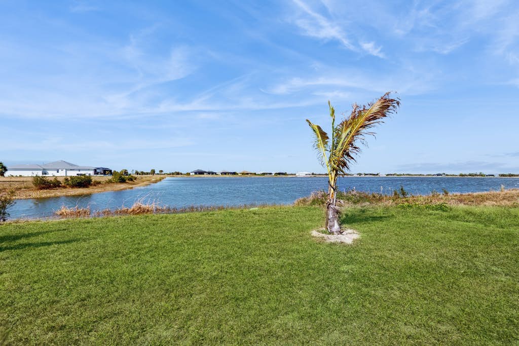 Lakefront lanai living w/ fenced yard, fishing, golfers paradise, Dogs OK