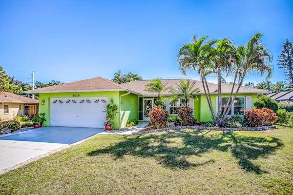 Beautiful home with private pool & lanai - near beaches & parks
