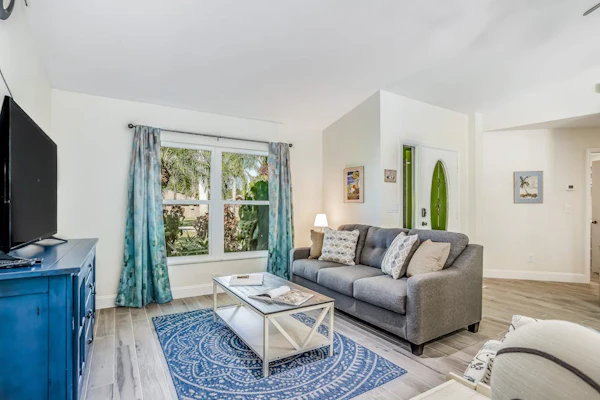 Beautiful home with private pool & lanai - near beaches & parks
