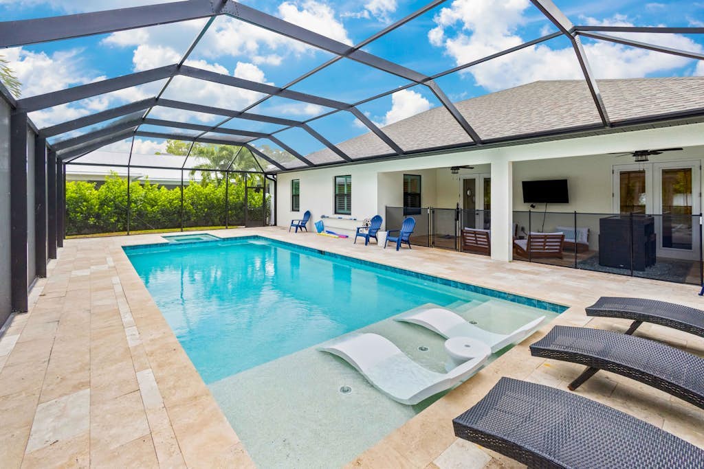Designer getaway with private pool, luxe lanai, home office & outdoor kitchen