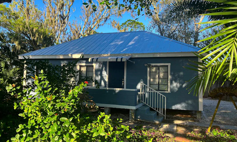 Classic dog-friendly cottage with kitchen, washer/dryer, & central AC