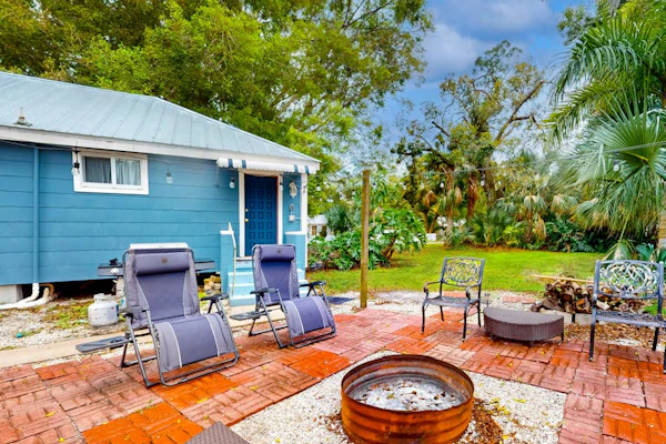 Classic dog-friendly cottage with kitchen, washer/dryer, & central AC