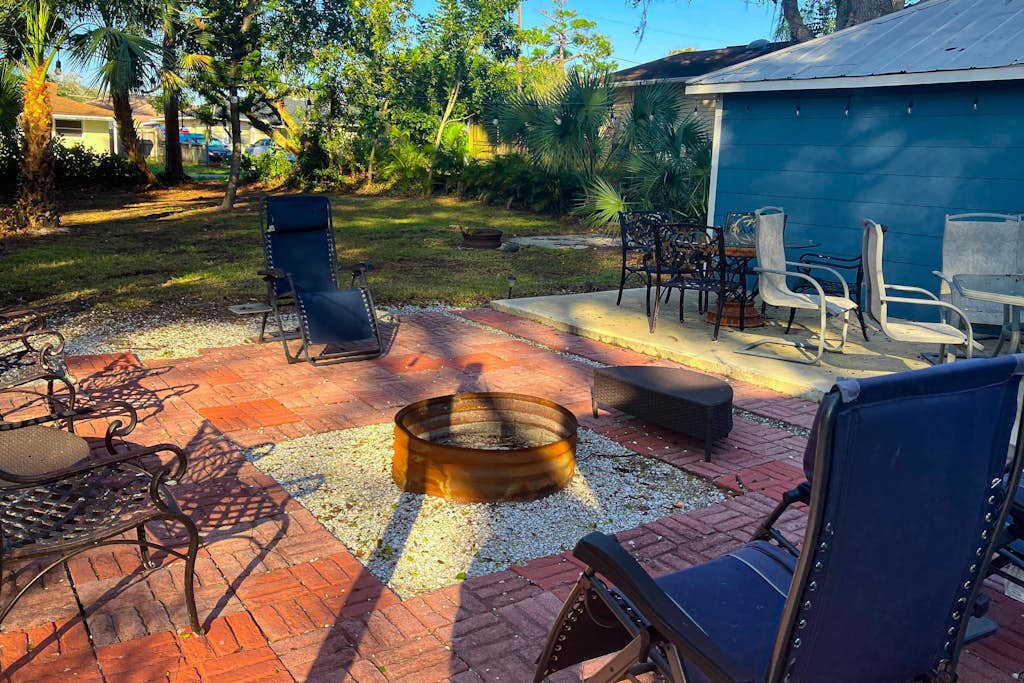 Classic dog-friendly cottage with kitchen, washer/dryer, & central AC