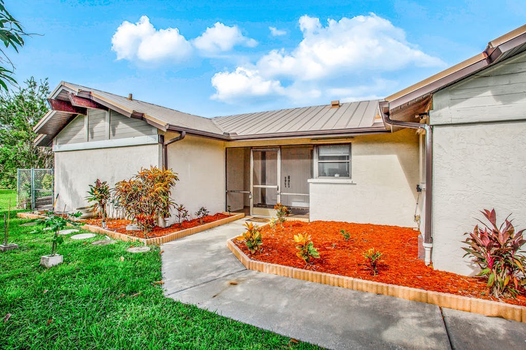 Spacious waterfront home with private pool & grill - near downtown