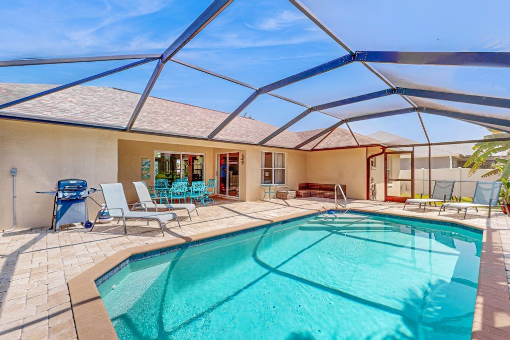 Surfside oasis, dog friendly, snow-bird friendly with pool