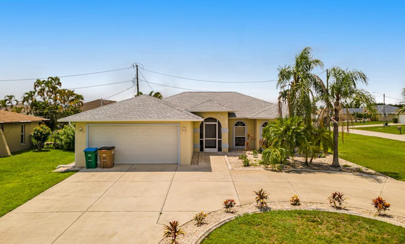 Spacious home with a private pool, pool spa, washer/dryer, & AC