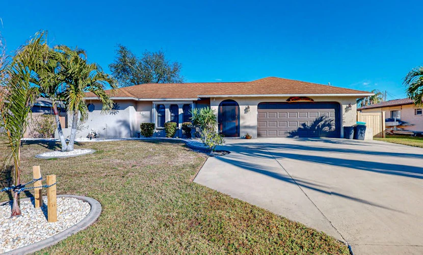 Dog-friendly home with a private heated pool, screened lanai, W/D, & AC