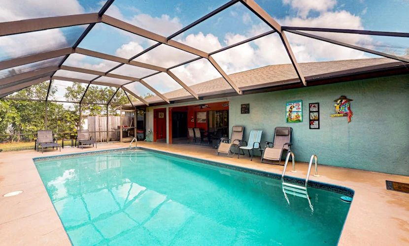 Coastal home near downtown w/ private pool, patio, grill, W/D, cable-Dogs ok