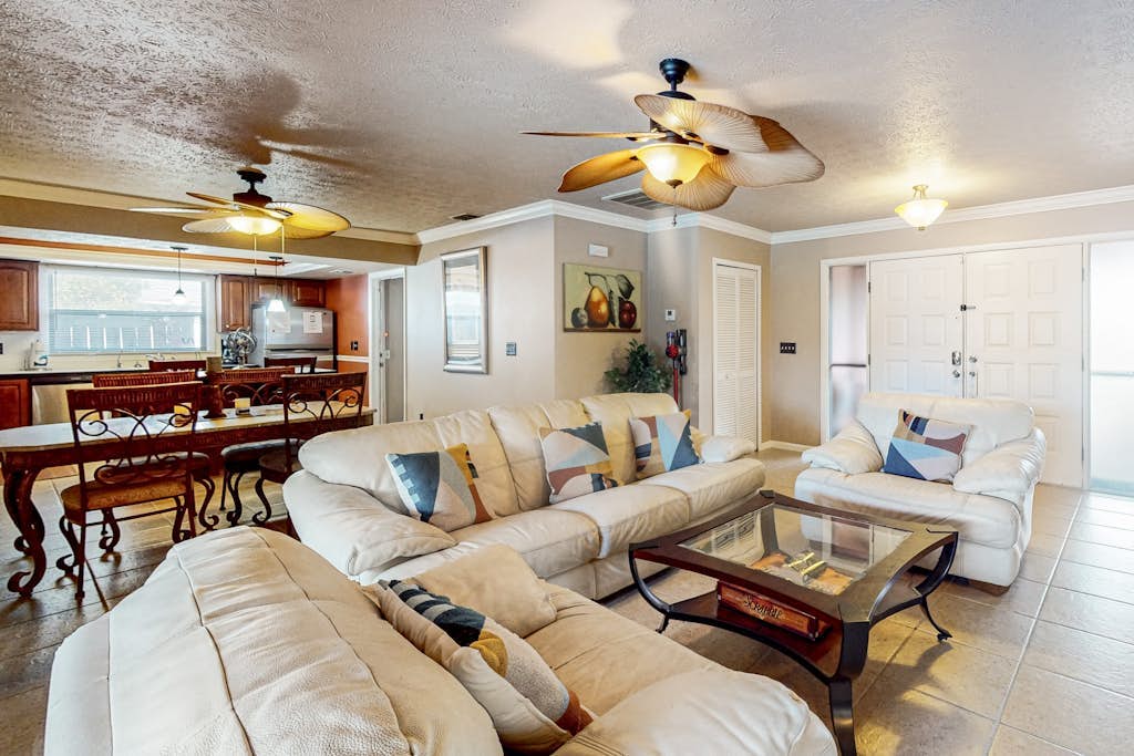 Coastal home near downtown w/ private pool, patio, grill, W/D, cable-Dogs ok