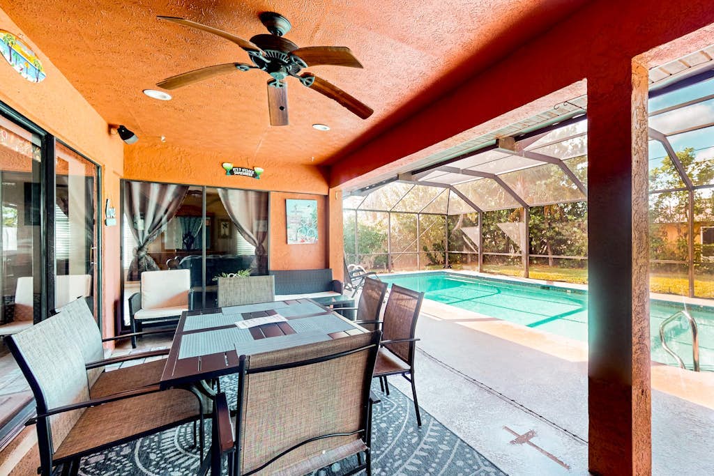 Coastal home near downtown w/ private pool, patio, grill, W/D, cable-Dogs ok