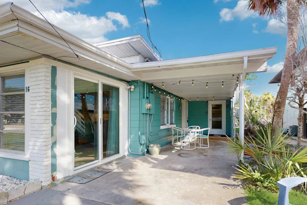 Old Florida bungalow with WiFi, AC, washer/dryer, & patio - walk to beach