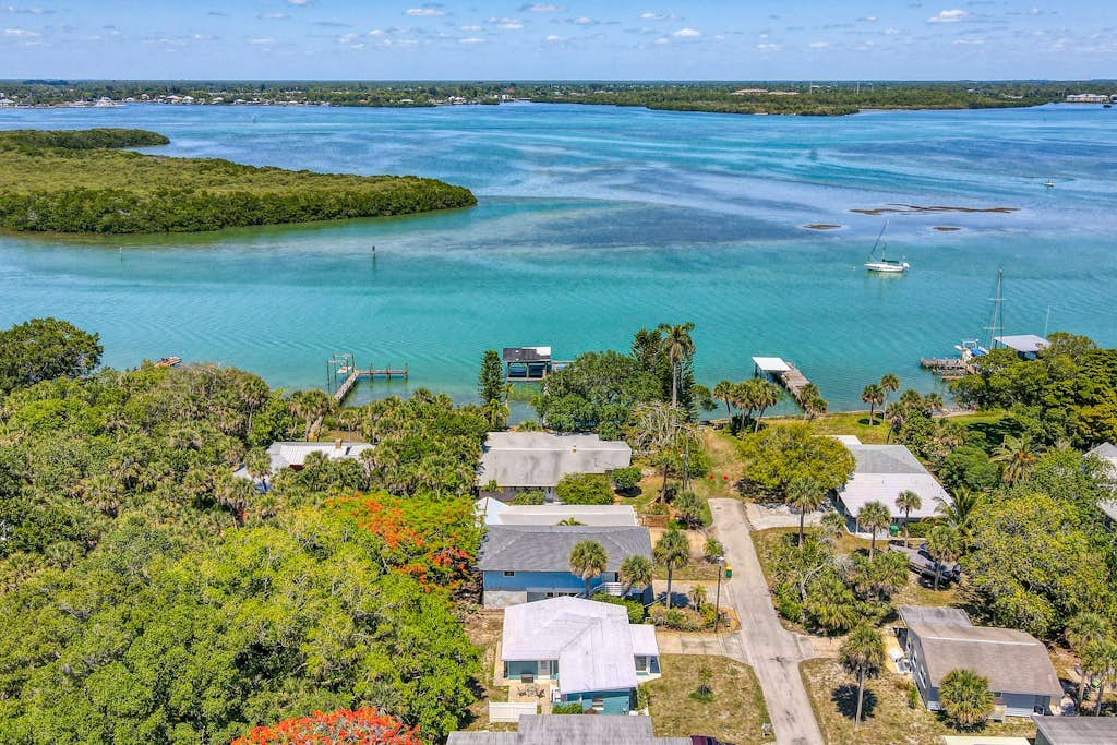 Old Florida bungalow with WiFi, AC, washer/dryer, & patio - walk to beach