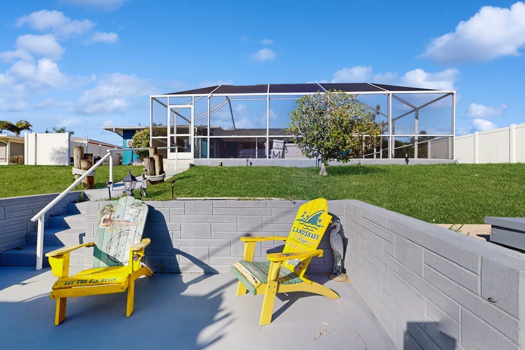 Waterfront retreat with pool, arcade game, family friendly