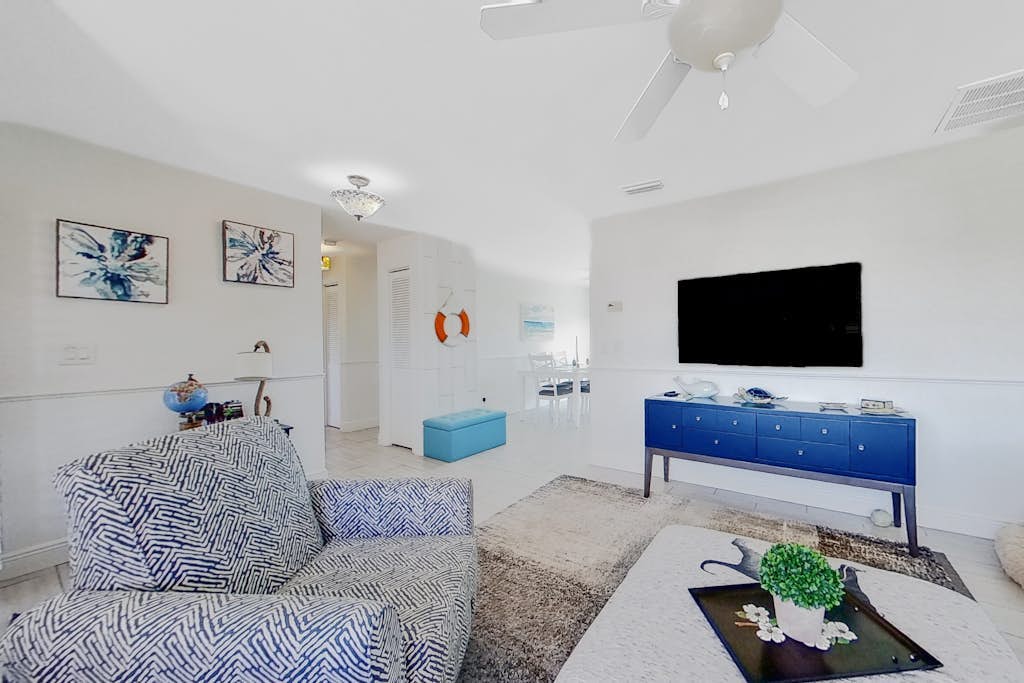 Dog-friendly home with screened lanai, central AC, & washer/dryer