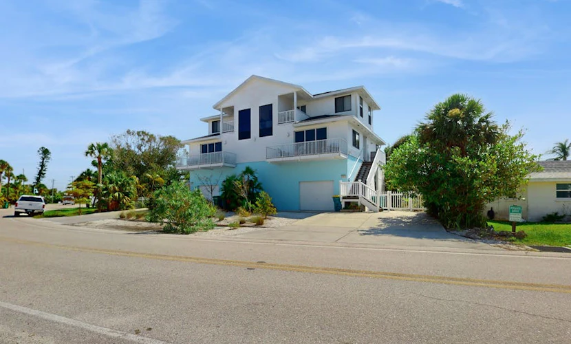 Beautiful duplex with private W/D, WiFi, & close to the beach