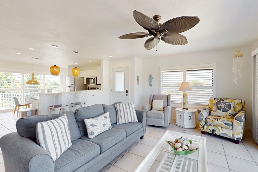 Beautiful duplex with private W/D, WiFi, & close to the beach