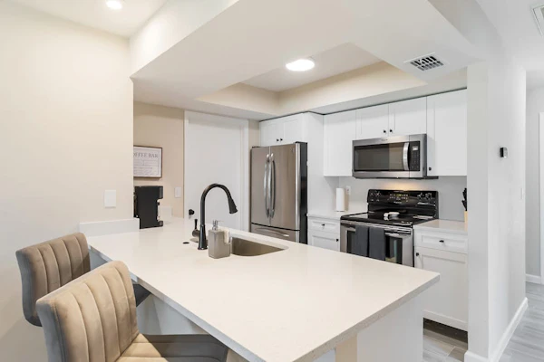 Centrally located duplex with on-site pool, firepit, patio, & BBQ - dog-friendly