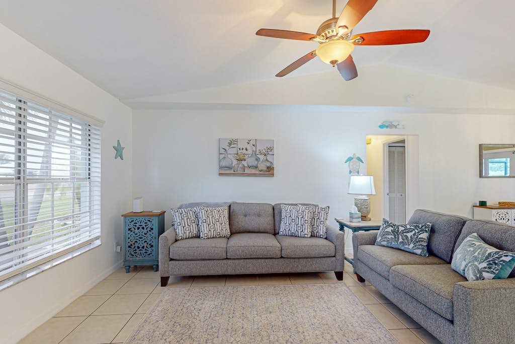 Cozy home with private pool. internet, & washer and dryer