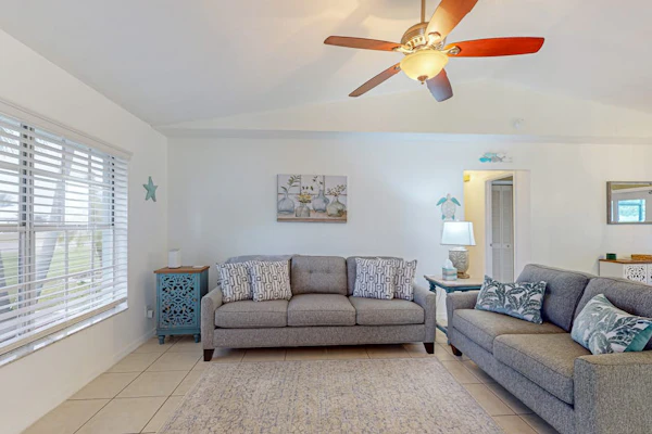 Cozy home with private pool. internet, & washer and dryer