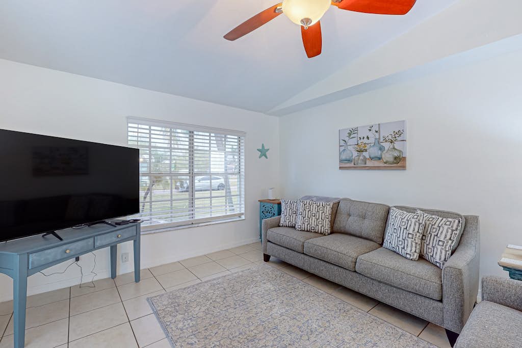 Cozy home with private pool. internet, & washer and dryer