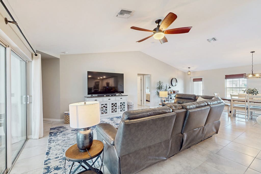 Quiet home with private pool and spa and plenty of outside space