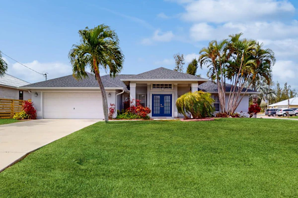 Newly remodeled home with private pool and pool spa, gas grill, & W/D - dogs ok