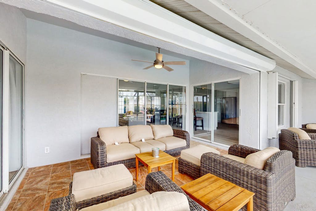Newly remodeled home with private pool and pool spa, gas grill, & W/D - dogs ok
