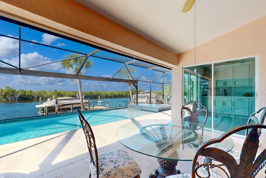 Waterfront dream - heated infinity pool & therapeutic spa, sunset views & office