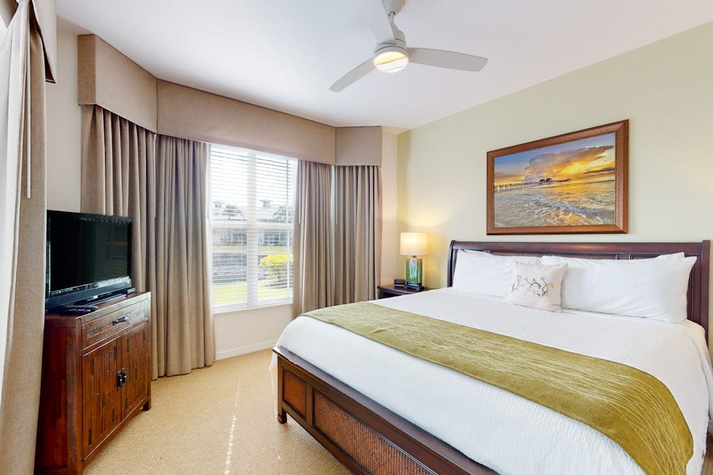 Lakefront condo with pool, tennis, lake views, grill, patio, W/D, fast WiFi & AC