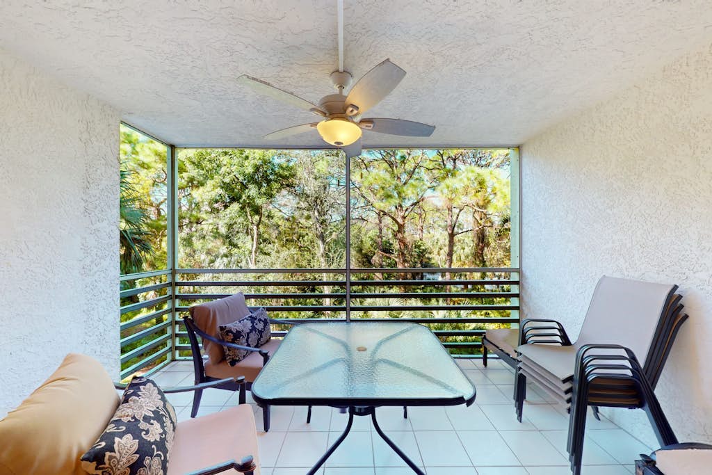 3rd-floor snowbird-friendly condo with enclosed balcony, outdoor pool, W/D, AC