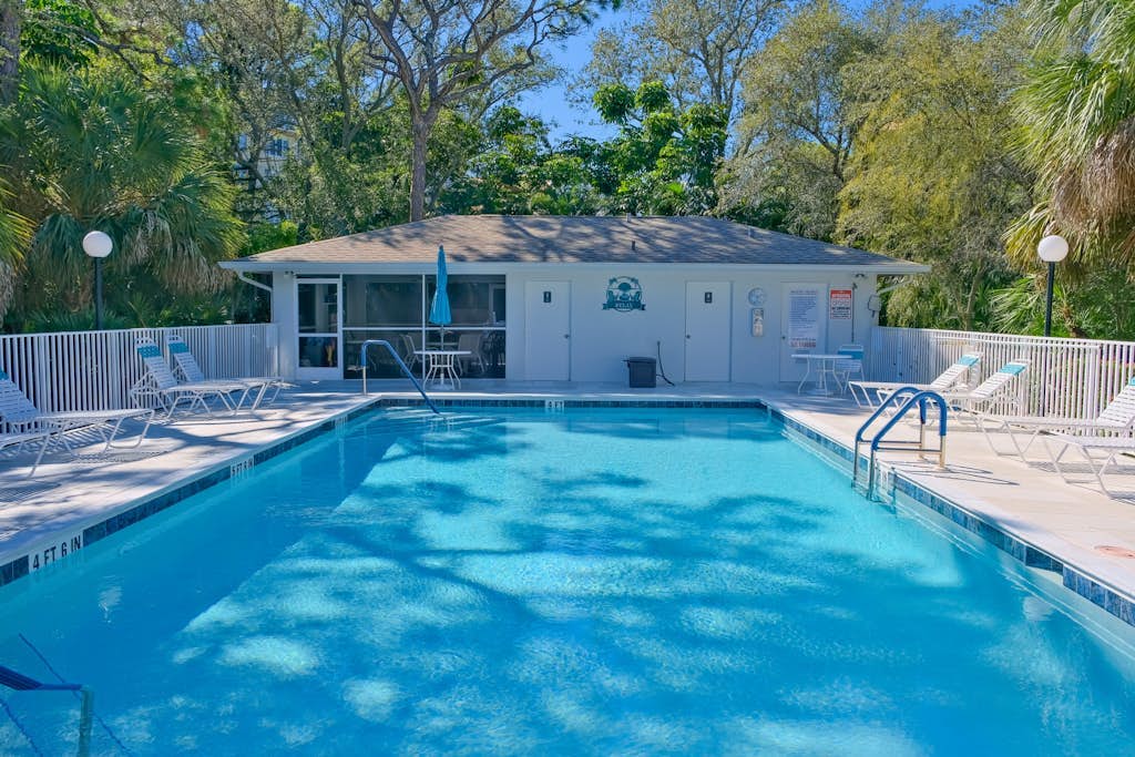3rd-floor snowbird-friendly condo with enclosed balcony, outdoor pool, W/D, AC
