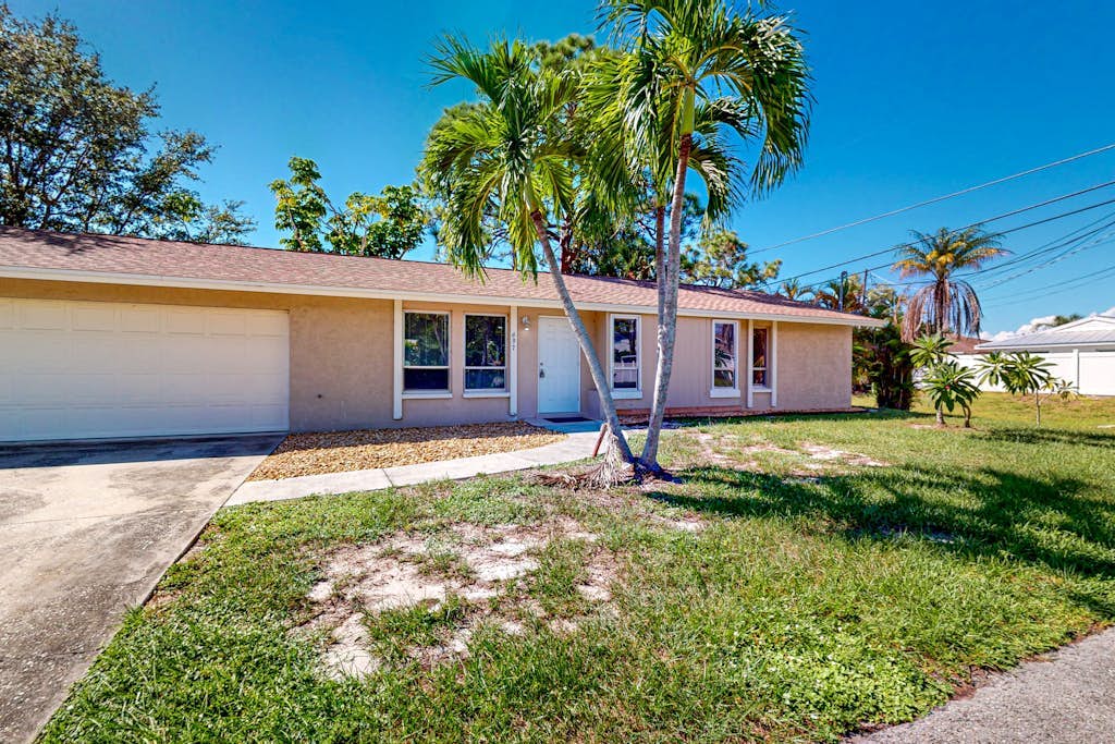 Charming coastal getaway with lanai, bikes - near incredible beaches & golf