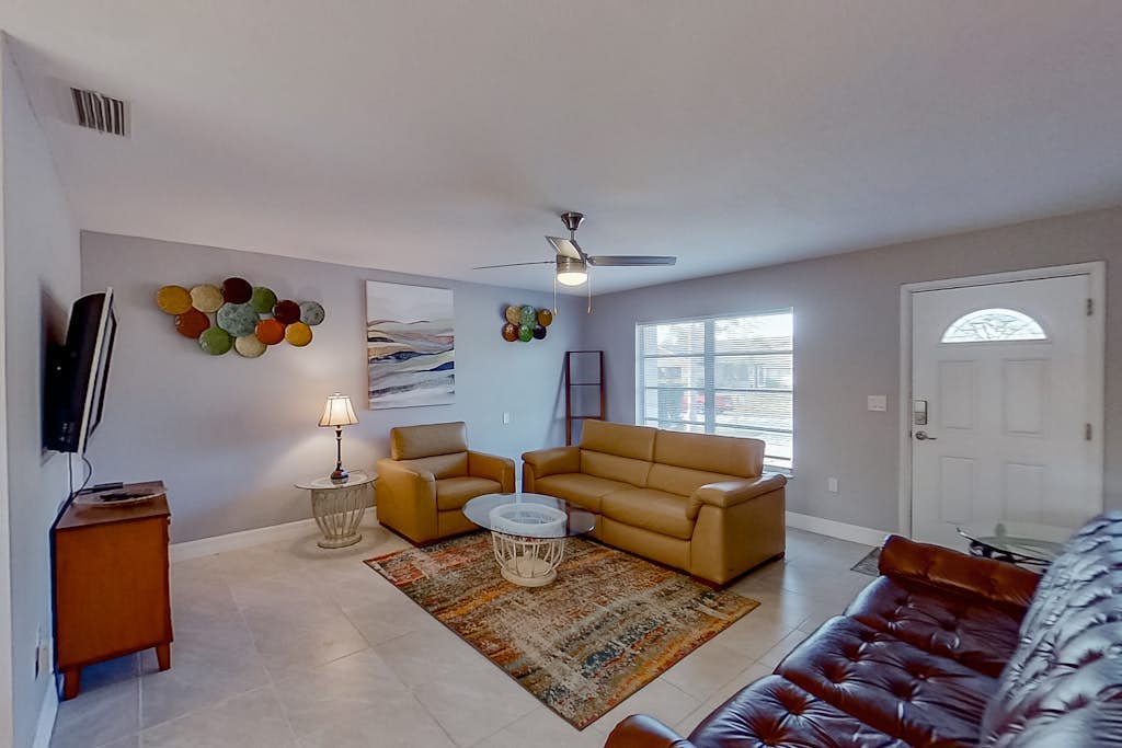 Dog-Friendly, Snowbird-Ready Florida Escape – Near Beaches & Golf