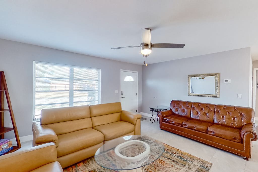 Dog-Friendly, Snowbird-Ready Florida Escape – Near Beaches & Golf