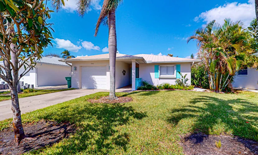 Cozy cottage with WiFi, gas grill, and is close to beaches, stores and more