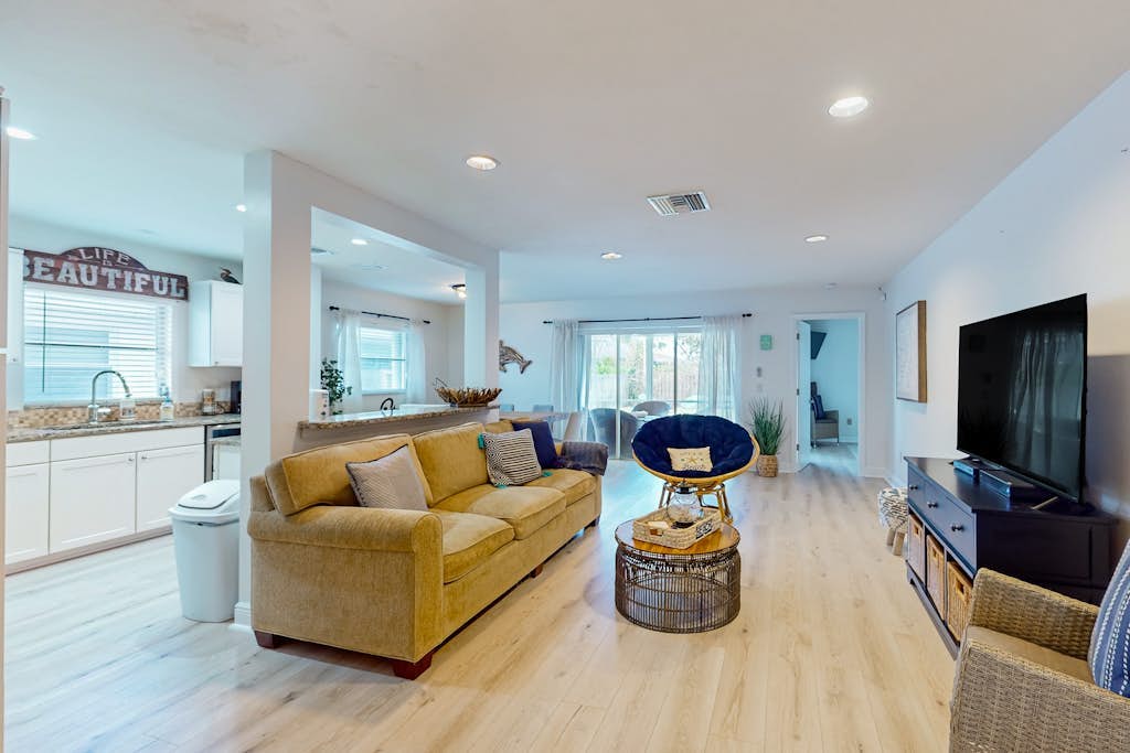 Cozy cottage with WiFi, gas grill, and is close to beaches, stores and more